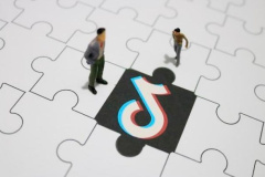 How to send private messages to friends on TikTok for video chat?