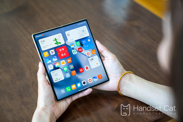 Xiaomi MIX FOLD 2 có sử dụng màn hình cong không?