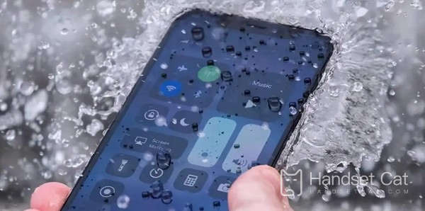 The iPhone black technology is exposed, and it can be used normally in rainy days!