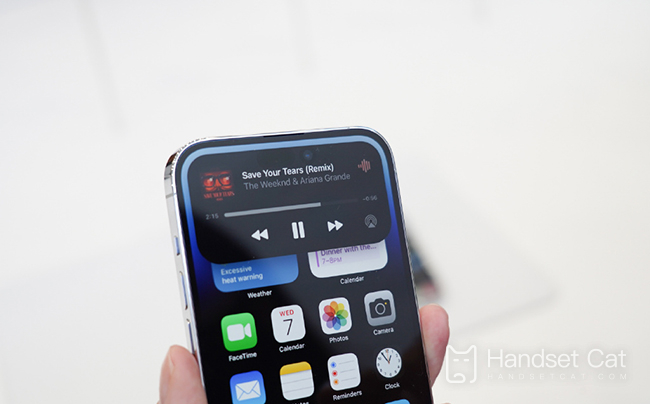 क्या iPhone 14 प्लस स्मार्ट आइलैंड गीत प्रदर्शित कर सकता है?