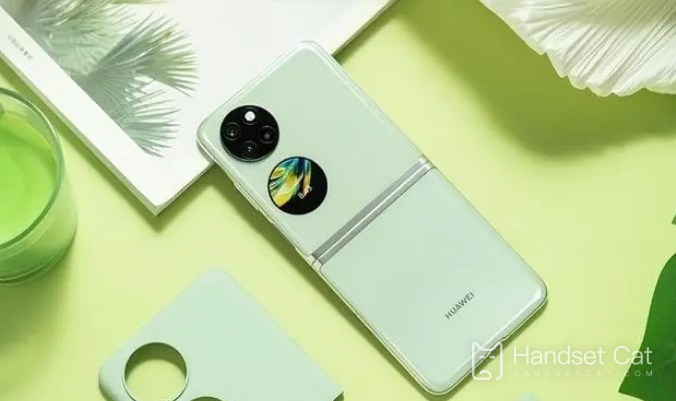 How many colors are available for Huawei NovaFlip?