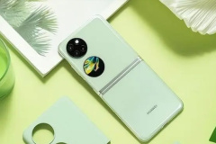 How many colors are available for Huawei NovaFlip?