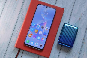 What operating system does Glory Play5T Pro use?