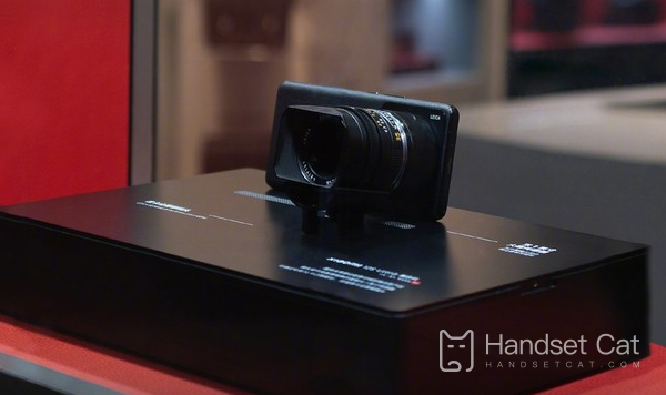 El teléfono conceptual Xiaomi Mi 12S Ultra ingresa a la tienda insignia de Leica, la lente está conectada al teléfono móvil para una apariencia profesional