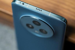 Does Glory Magic5 have an independent headphone hole