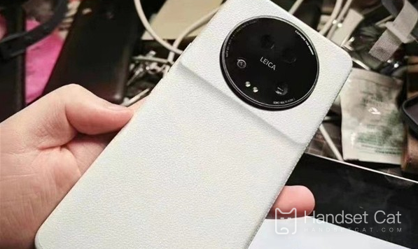 Máquina real Xiaomi Mi 13 Ultra exposta: versão em couro liso branco lançada, a aparência continua da geração anterior!