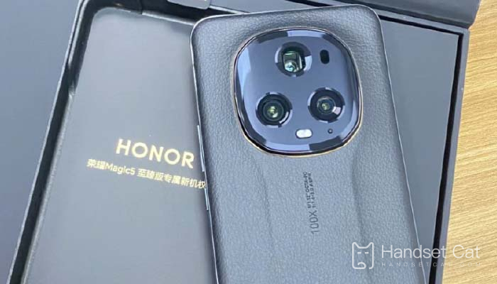 Does the Honor Magic5 Ultimate Edition have a super dynamic color enhancement display