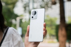 Xiaomi Civi 2のミドルフレームはどのような素材で作られていますか?