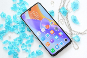 What operating system does HONOR Play5 use