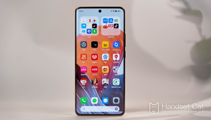 Does Realme12 Pro have an independent headphone jack?