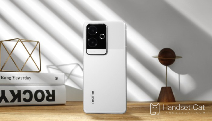 What sensor is the main camera of Realme GT6?