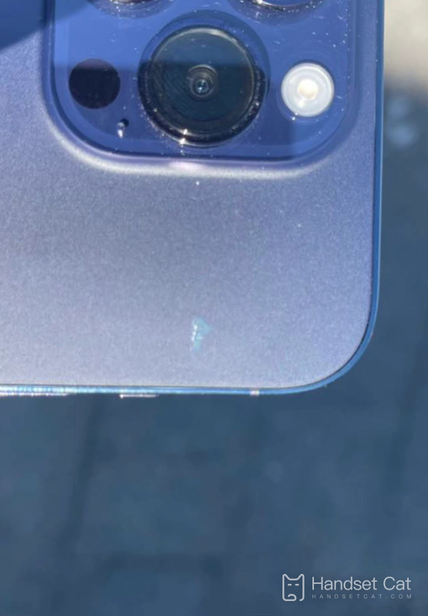 iPhone 14 Pro สีม่วง สงสัยมีตำหนิจากฝีมือ?มีจุดแปลกๆที่ด้านหลัง