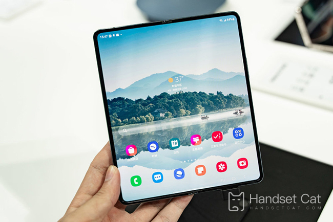 Can the Samsung Galaxy Z Fold4 be charged wirelessly