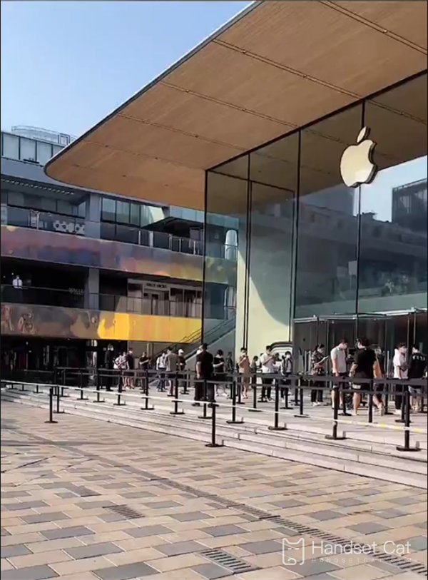 Fotos reais da série iPhone 14 na Sanlitun Apple Store foram expostas e os fãs da Apple já estão na fila