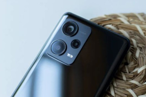 O Redmi Note 12 Discovery Edition possui entrada independente para fone de ouvido?