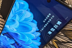 Does Honor Magic5 come with a wireless charger