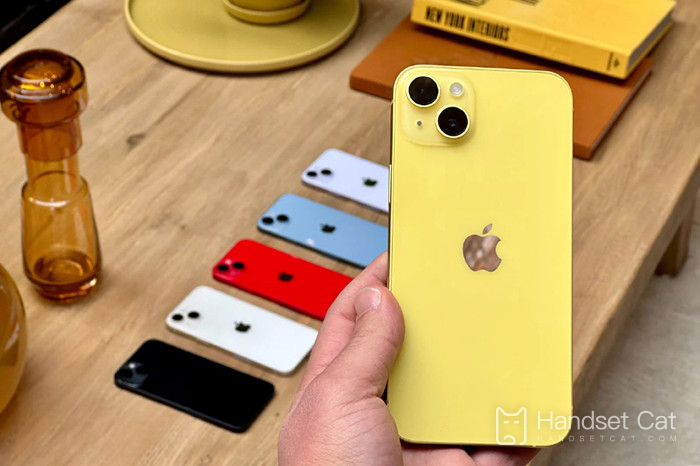 The yellow iPhone starts at 5999 yuan from 14. Cook, do you think the color looks good?