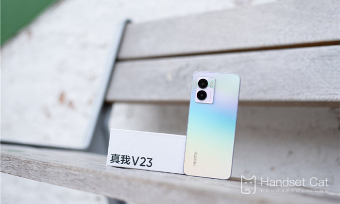 Is realme V23 a curved screen