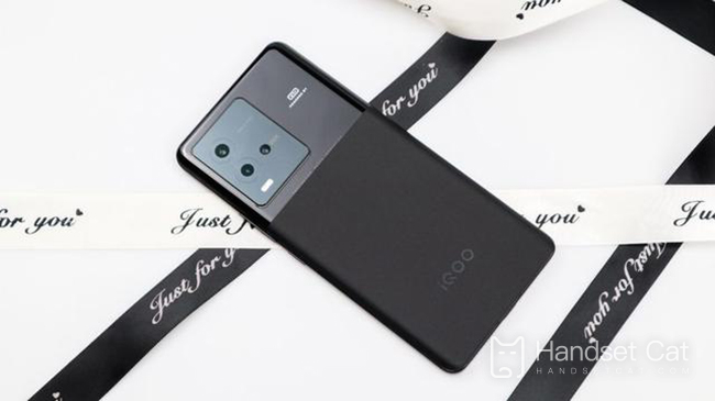 Is iQOO 10 an underscreen camera