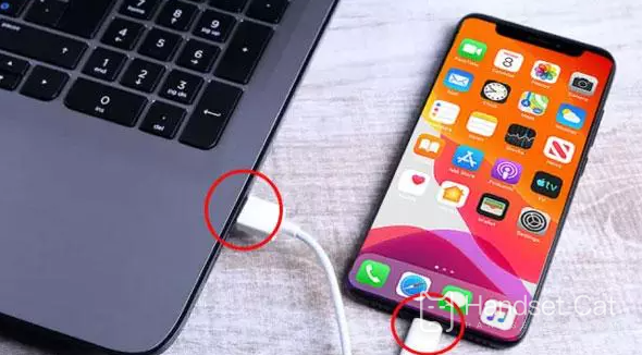 फ़ाइलें स्थानांतरित करने के लिए Apple 14promax को कंप्यूटर USB से कनेक्ट करने पर ट्यूटोरियल