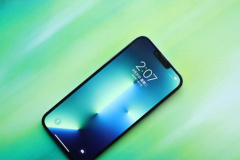 How does iPhone 13 add screen recording to the control center