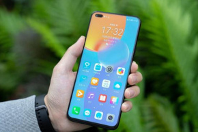 What is the charging interface of HONOR Play5?