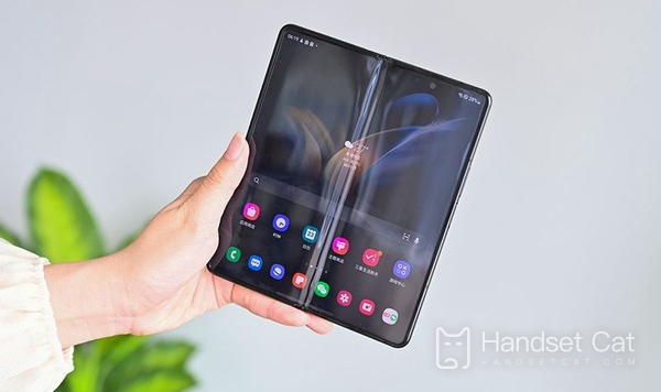 What are some Samsung foldable screen phones available