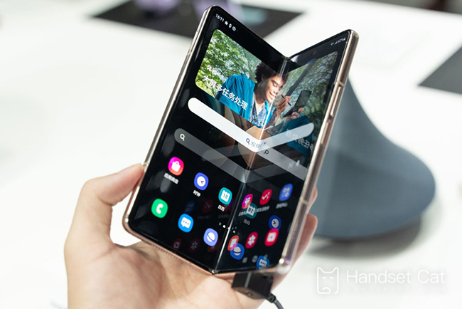 What is the screen resolution of Samsung Galaxy Z Fold4