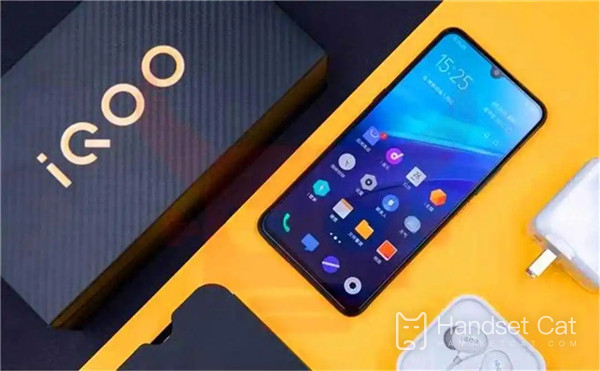 У iqoo Neo5s изогнутый экран?