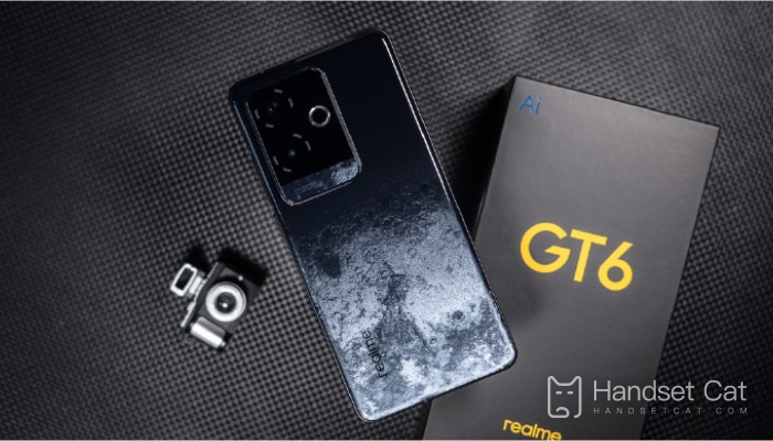 Does Realme GT6 have a dedicated graphics chip?