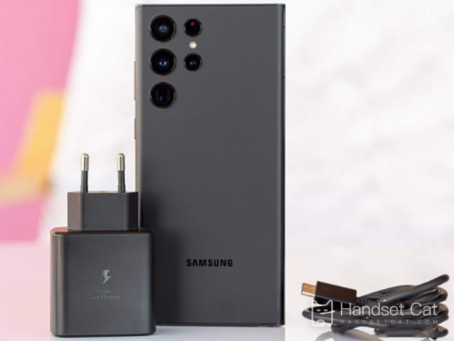 O carregamento rápido é outra desvantagem. A potência de carregamento rápido do Samsung Galaxy S23 Ultra é criticada.