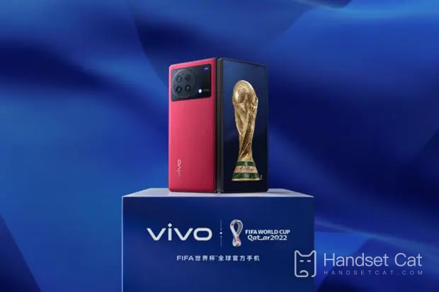 緑のフィールドに目立つ青のタッチ、vivo 携帯電話がカタールワールドカップでデビュー