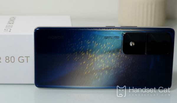 Os acessórios Honor 80 GT vêm com fones de ouvido?