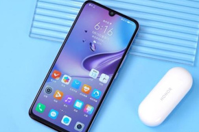 Is HONOR Play5 a curved screen?