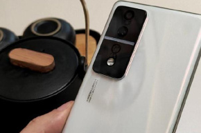 ऑनर 80 जीटी स्क्रीन किस सामग्री से बनी है?