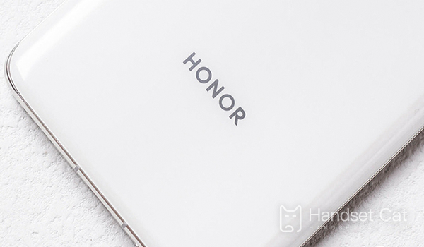 Does the HONOR Magic4 Pro have an independent headphone jack