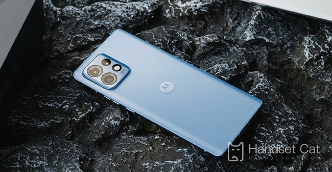 O Motorola moto X40 tem estrutura de metal?